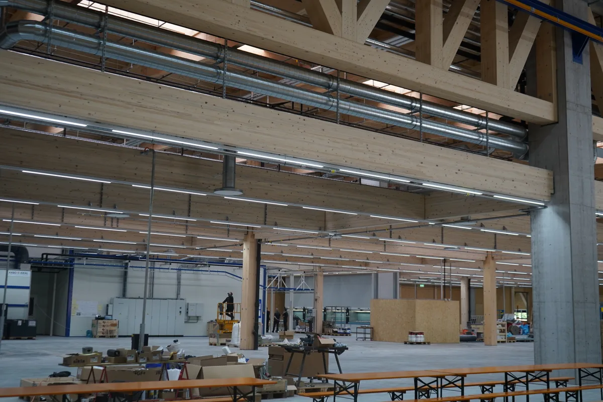 Eine Lagerhalle.